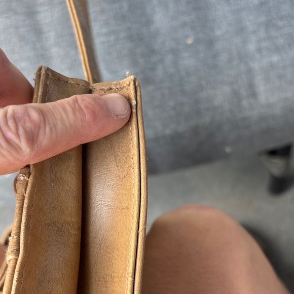 Elegant Tan Shoulder Bag with Dual Pockets - Picture 5 of 7